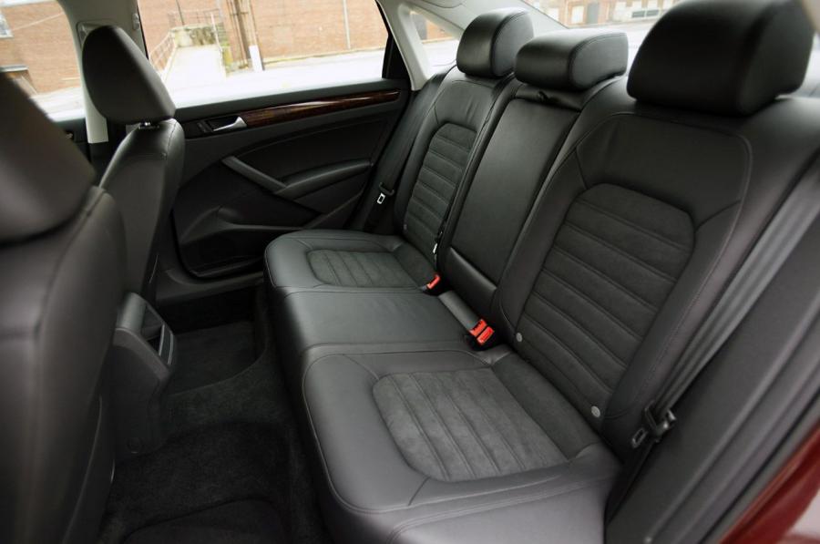  Volkswagen Passat 2011 года  (US) (фото 86 из 111)